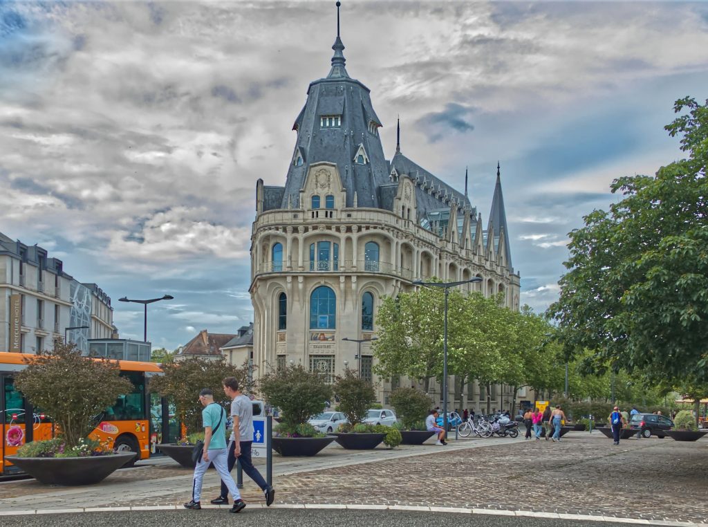 Les programmes de formation en ligne à Chartres permettent d'apprendre à votre rythme, sans contrainte de temps ni de lieu.