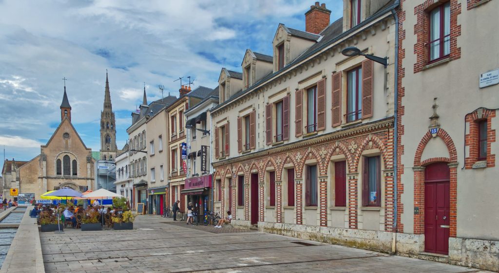 opter pour une formation en ligne à Chartres représente une stratégie intelligente pour ceux désireux de se perfectionner, d'acquérir de nouvelles compétences ou de rester compétitifs dans un marché du travail en constante évolution. 